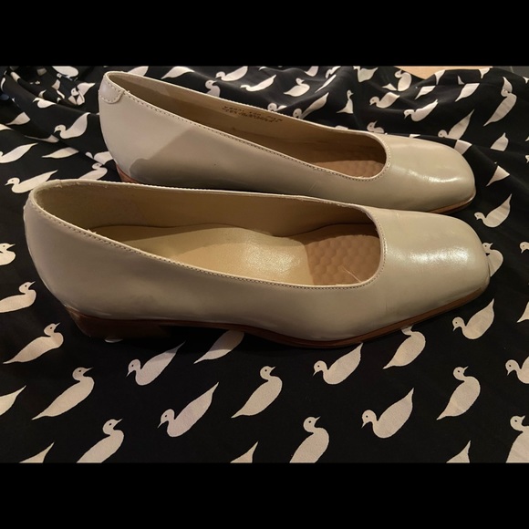 NEW in box - Rockport real leather Nude Cream Beige loafer - size 7.5 - Picture 4 of 9